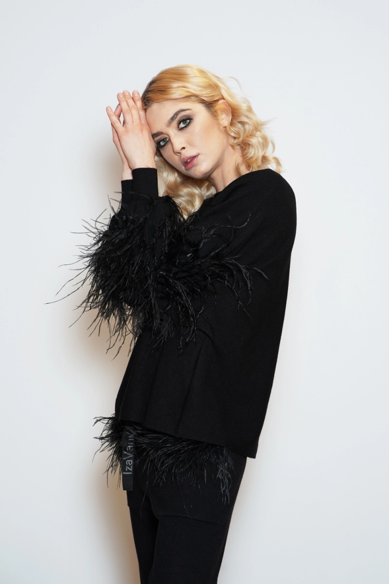 BLUZA NEAGRA CU PENE PE MANECI 2